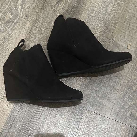 DV by Dolce Vita Black Ankle Booties - Picture 1 of 5